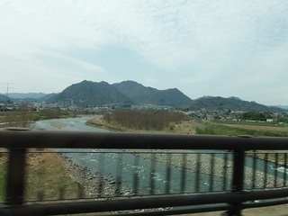 003 17.04.20 信州日帰り旅 016 山と川.jpg