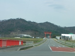007 17.04.20 信州日帰り旅 027 生島足島神社の鳥居.jpg