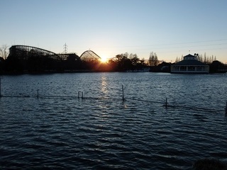 001 17.02.12 東武動物公園ウィンターイルミネーション 003 白鳥の池。夕陽.jpg