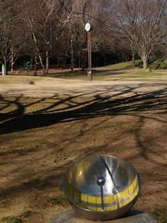 014 17.01.05 一言主神社へ初詣他 034 日時計と電子時計.jpg