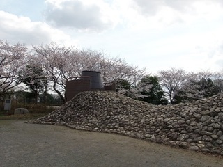 14.04.02 博物館へ花見他 031 古代の広場.jpg