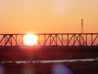 16.01.01 初日の出 037 電車と日の出.jpg